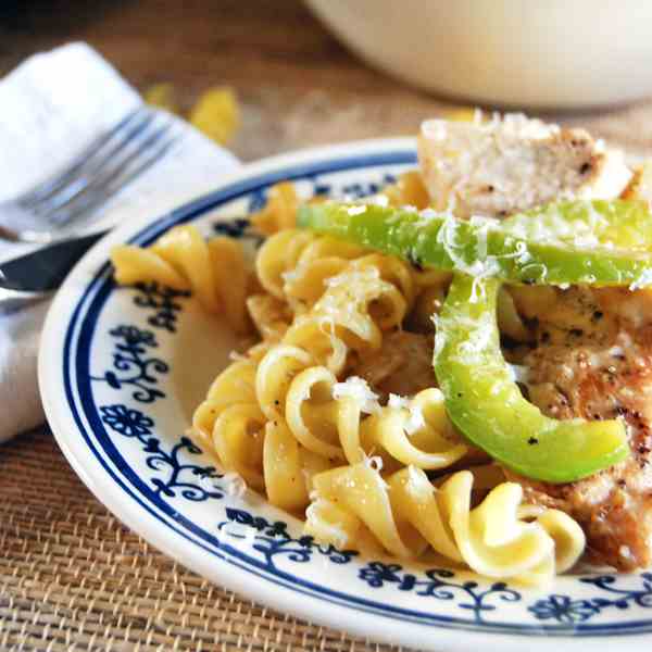 Lemon Pasta with Chicken and Bell Peppers