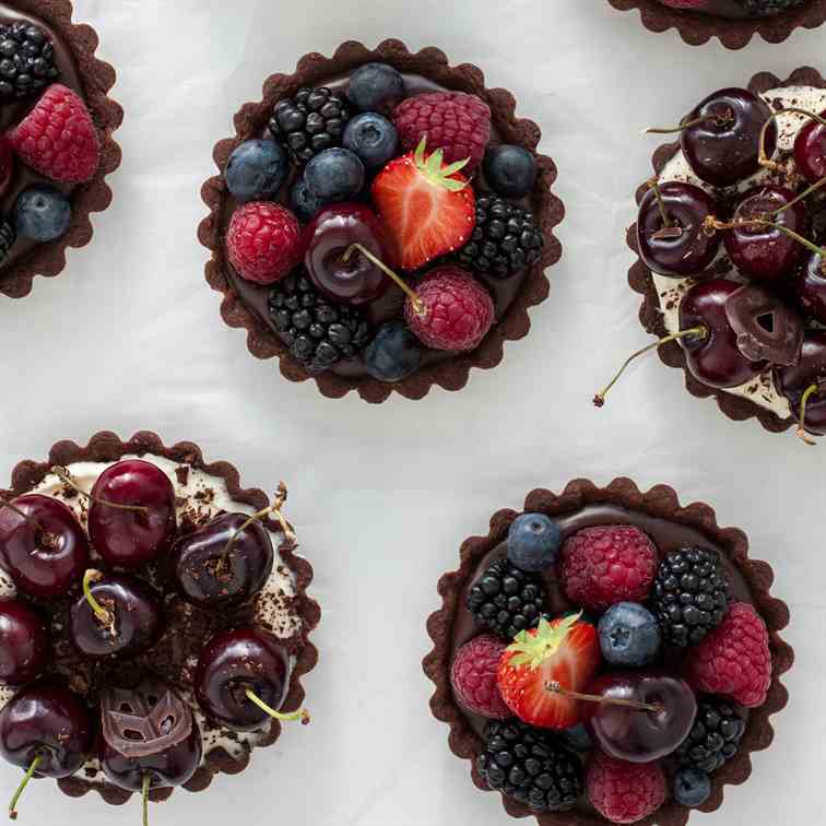 Chocolate mini tarts with berries