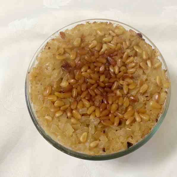 Rice with onion and pine nuts