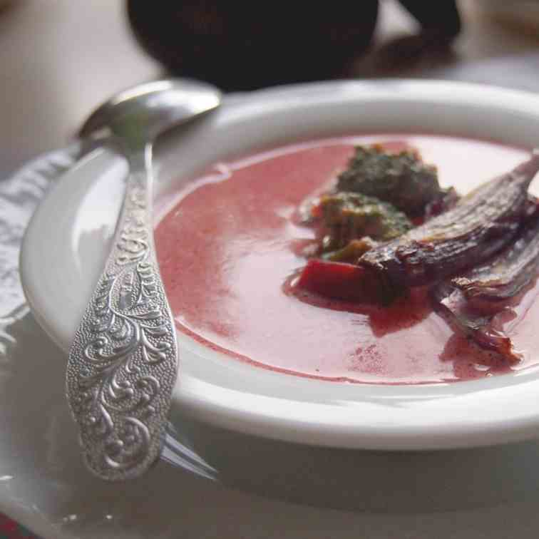 Pink soup with roasted onions