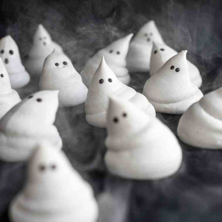 Spooky Halloween Meringue Ghosts