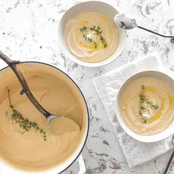 Creamy Cauliflower and Garlic Soup