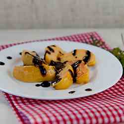 Glazed quinces with chocolate syrup