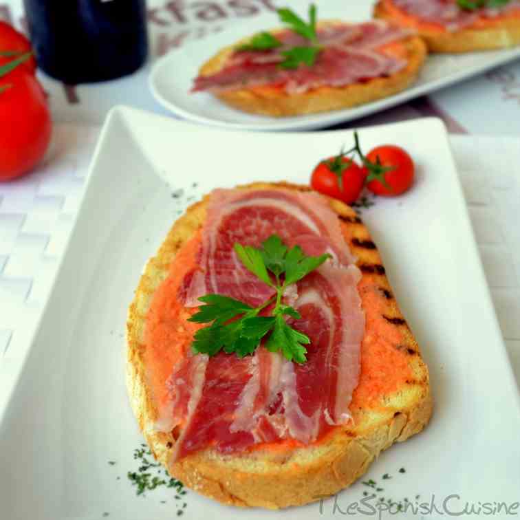 Spanish tomato bread with ham