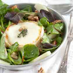 Goatcheese salad with pear and walnuts