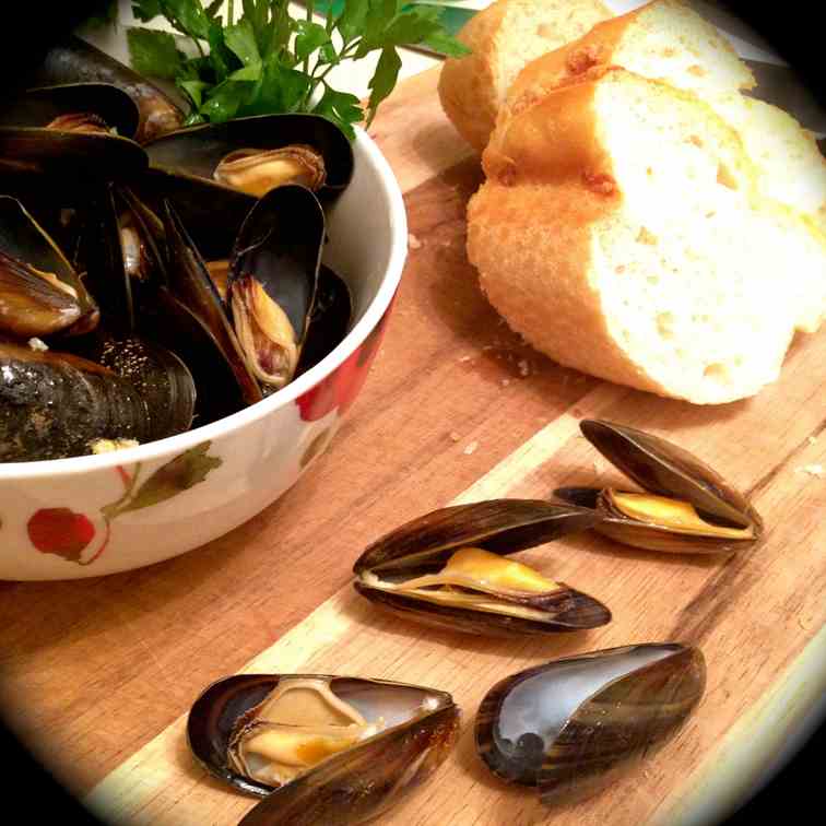 Steamed Mussels in White Wine & Garlic But
