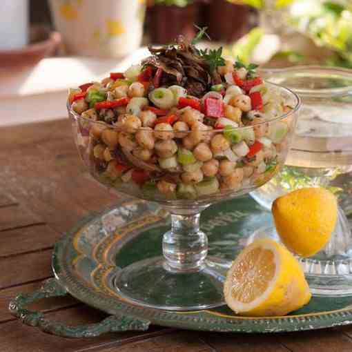 Chickpea salad with Florina peppers and ar