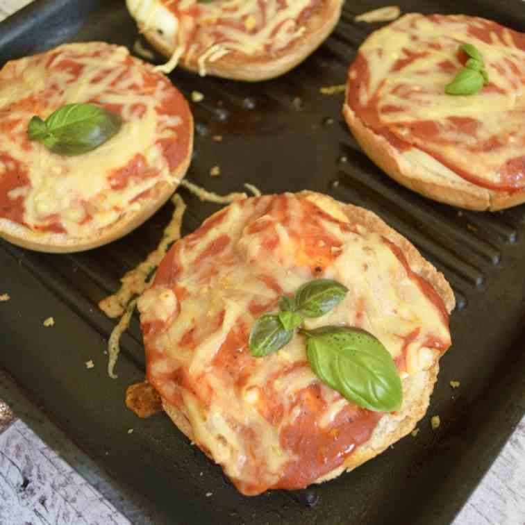 Egg-In-The-Hole Pizza Bagels
