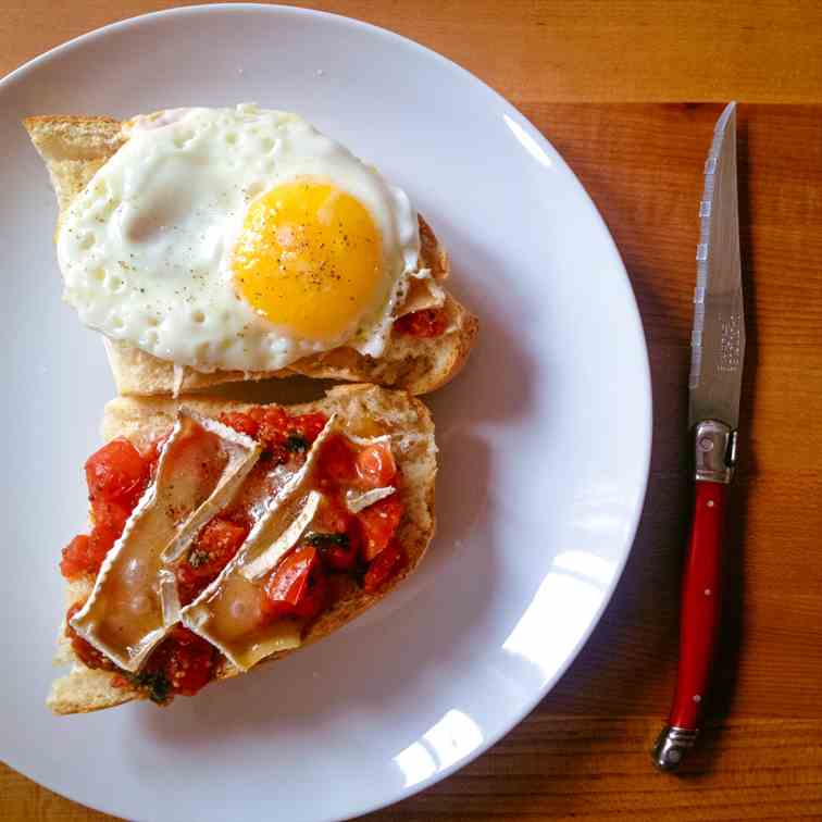 Tomato breakfast tartine