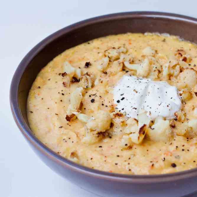Roasted Garlic and Cauliflower Soup