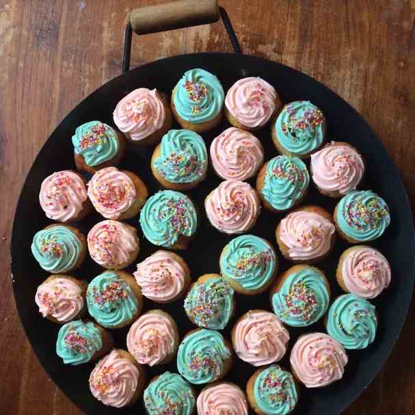 Tiny Vanilla Cupcakes 