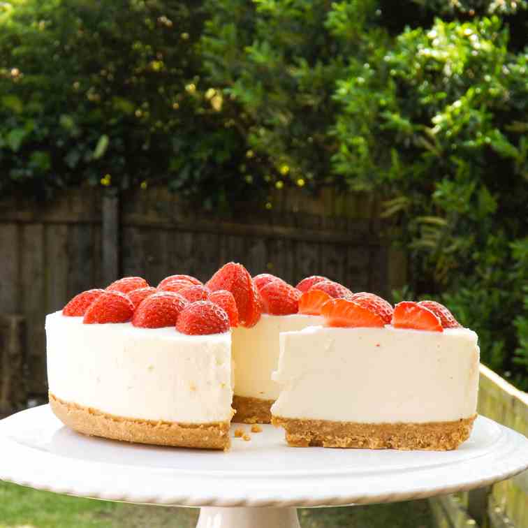 No-bake strawberry & choloate cheesecake