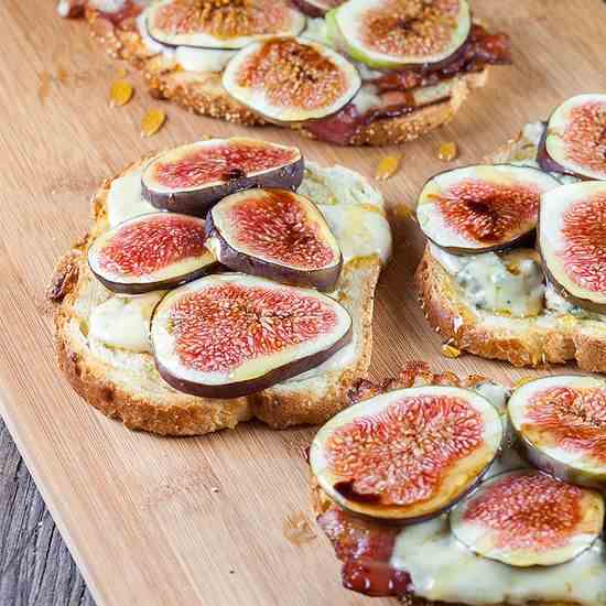 Figs, bacon and blue cheese sandwich