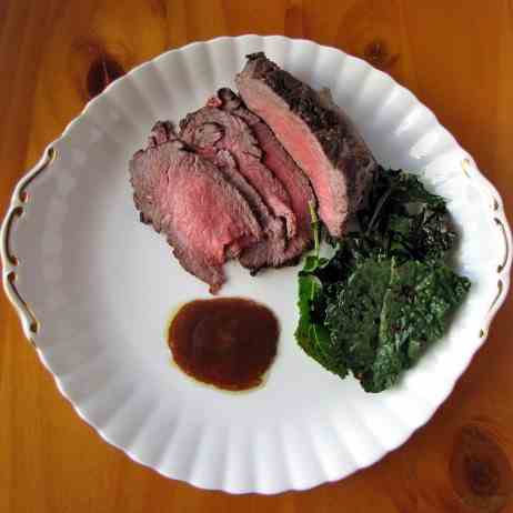 Rare roast beef with crispy kale chips
