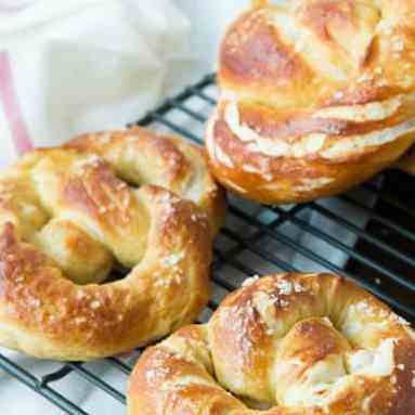 Soft pretzels with cheese sauce
