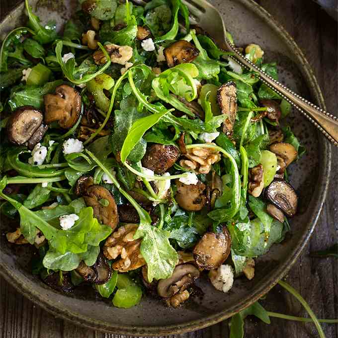 Mushroom and arugula salad