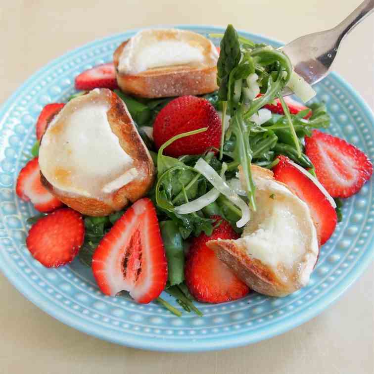 Spring salad with strawberry and asparagus