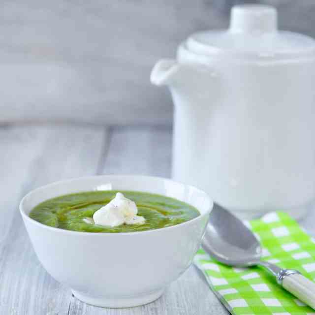 Broccoli soup with goat cheese