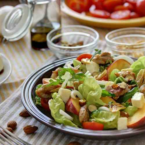 Salad with chicken and peaches