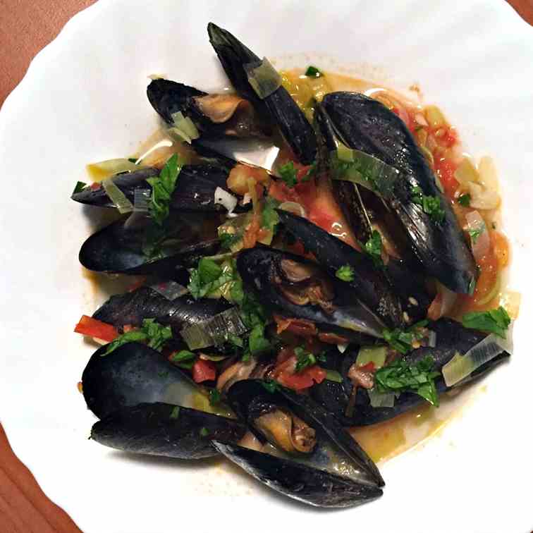 Mussels in Wine with Garlic, Leeks and Tom