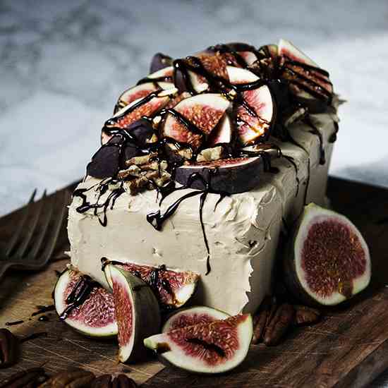 Caramel cake with figs