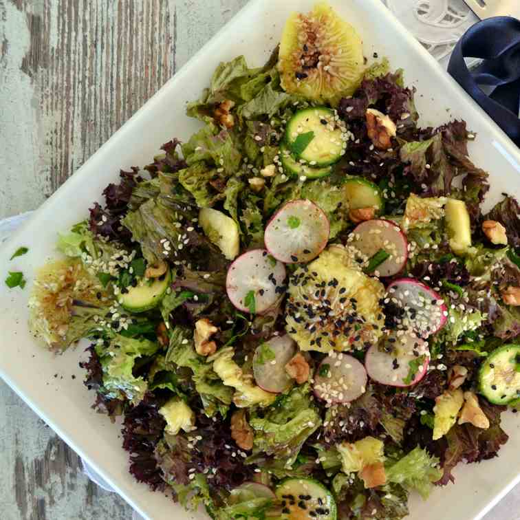 Green salad with fresh figs and walnuts