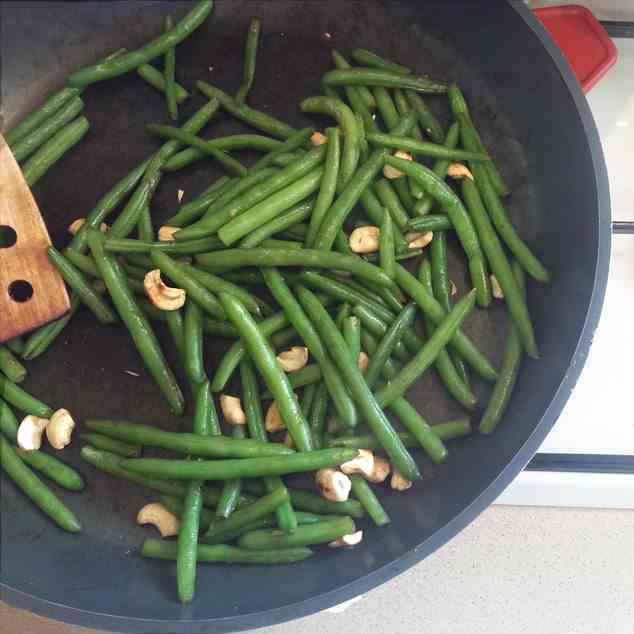 Green beans with cashews