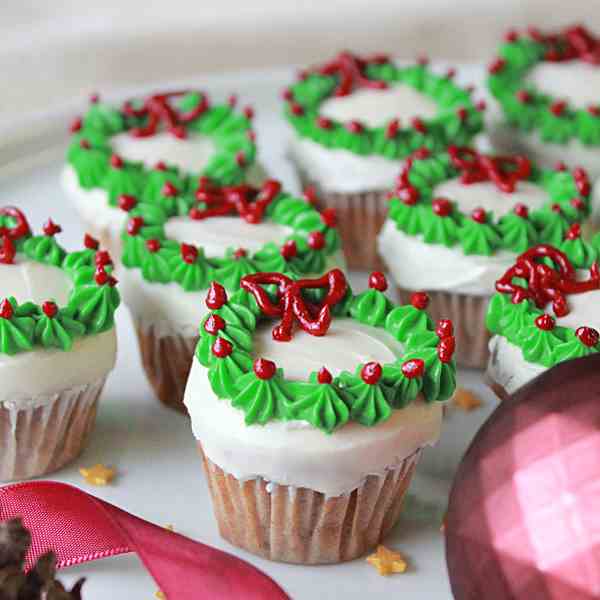 Mini Christmas wreath cupcakes