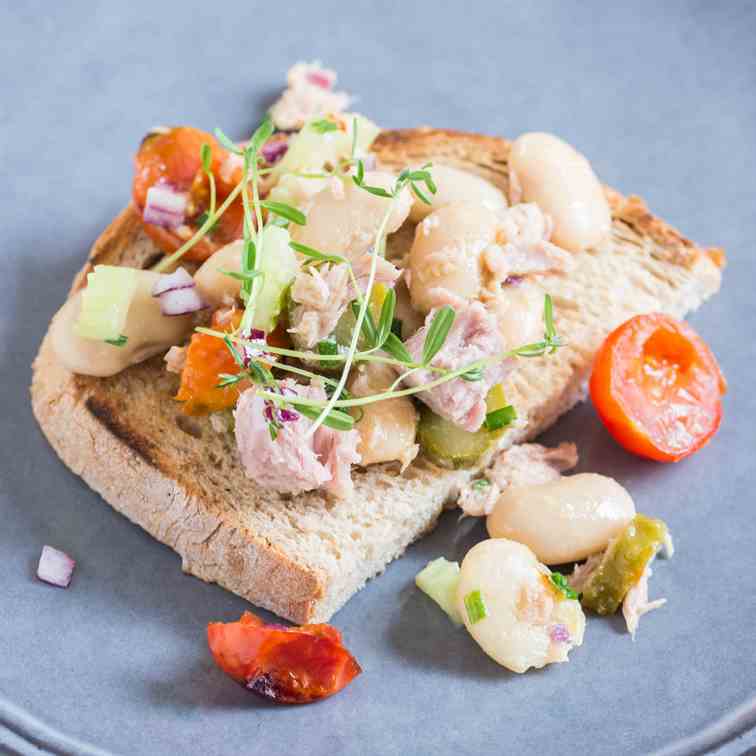 Tuna Salad with Beans and Cherry Tomatoes