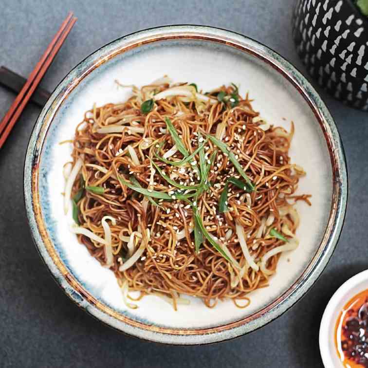 Simple stir-fried noodles with bean sprout