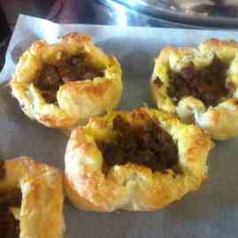 Puff pastry stuffed with meat