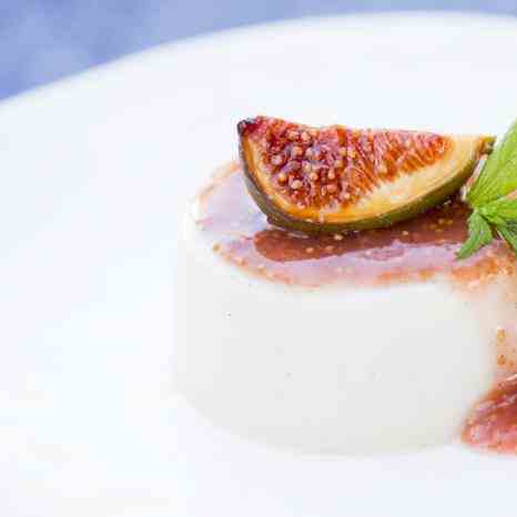 Vegan panna cotta with figs