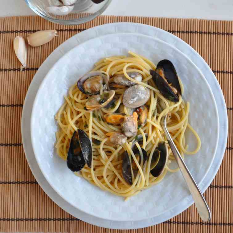 Spaghetti with Clams and Mussels
