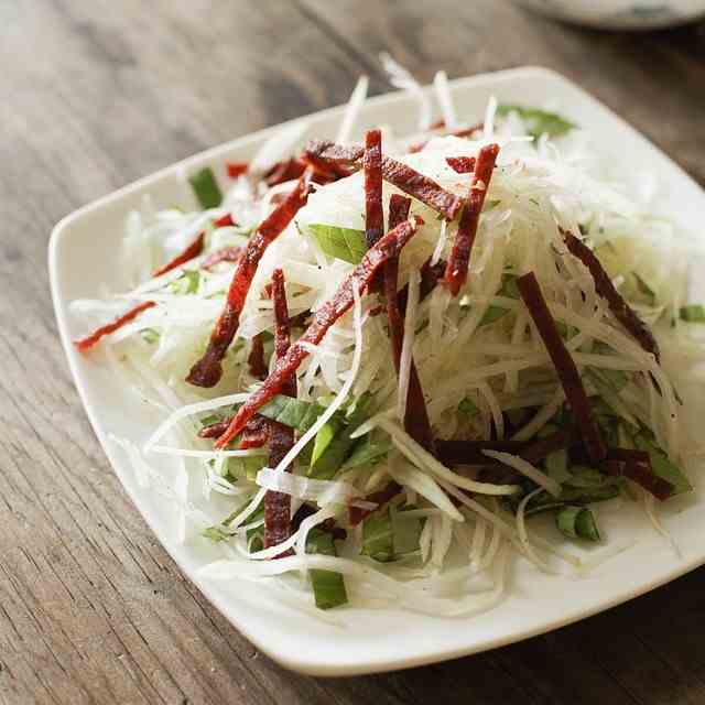Vietnamese Papaya & Beef Jerky Salad – Gỏi