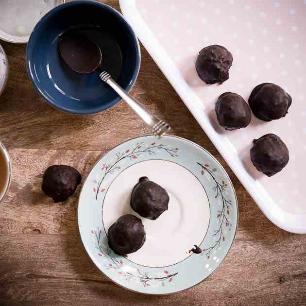 Vanilla Fat Bombs Dipped In Chocolate 