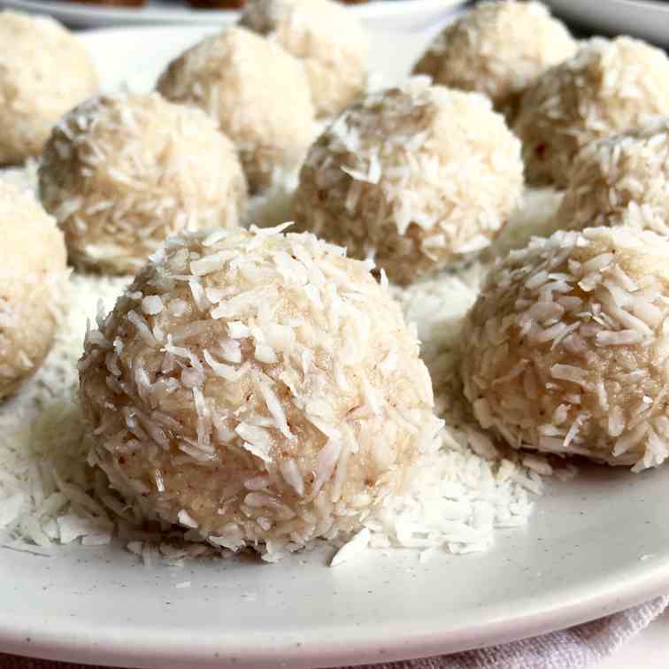 Coconut macadamia protein bliss balls