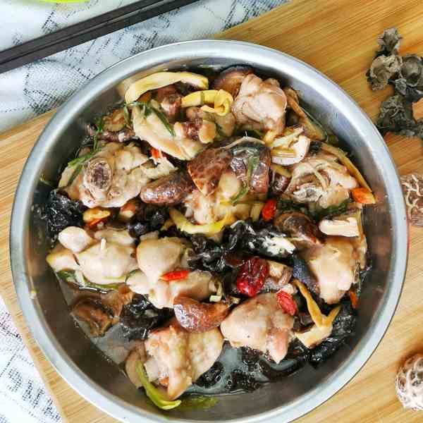 Steamed chicken with mushrooms