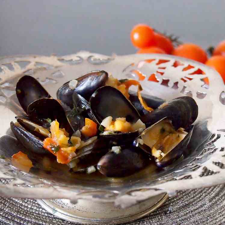 Mussels in white wine sauce.