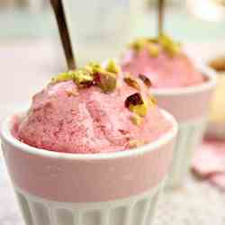 Raspberry frozen yoghourt