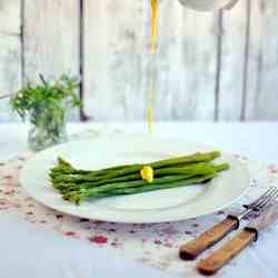 Asparagus and sauce hollandaise