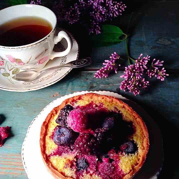 Frangipane tart with berries