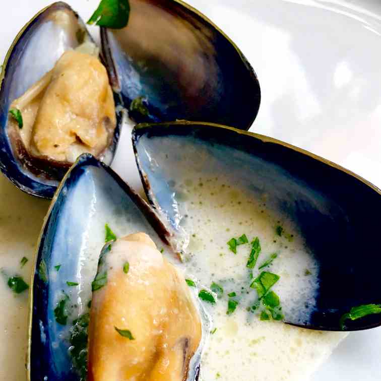 Garlic - White Wine Mussels (Moules Marini