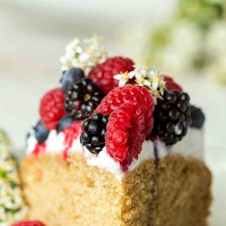 Vegan sponge with berries and cream