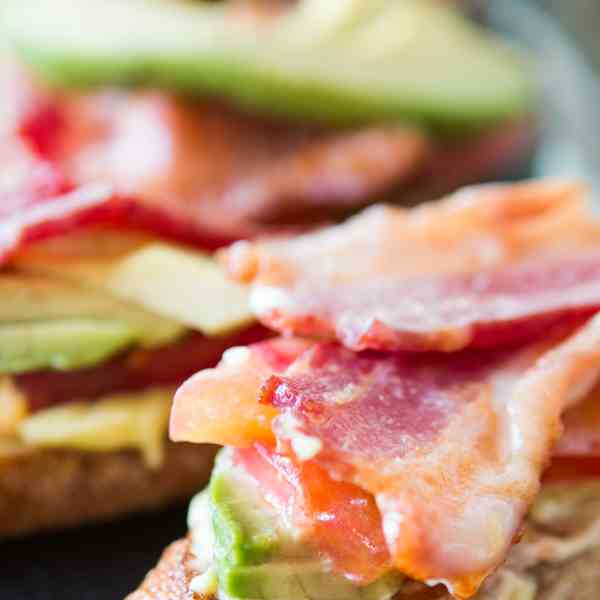 bacon tomato and avocado crostini