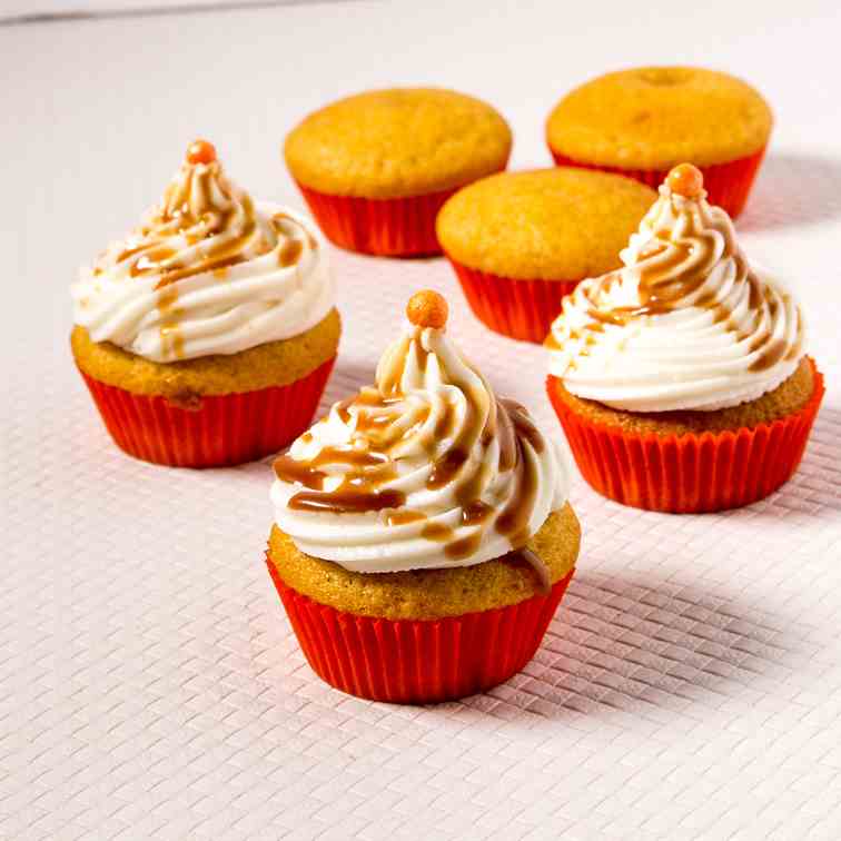 Easy Pumpkin Cupcakes with Cream Cheese Fr