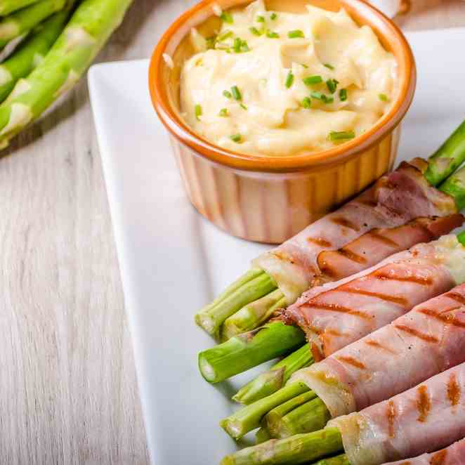 Cheesy Asparagus Wrapped in Bacon