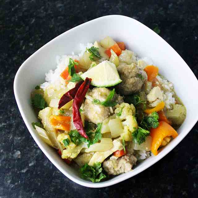 Spicy Green Curry with Pork Meat-Balls