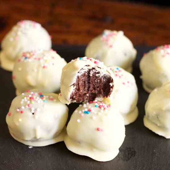 No-bake Date and Sultana Chocolate Balls