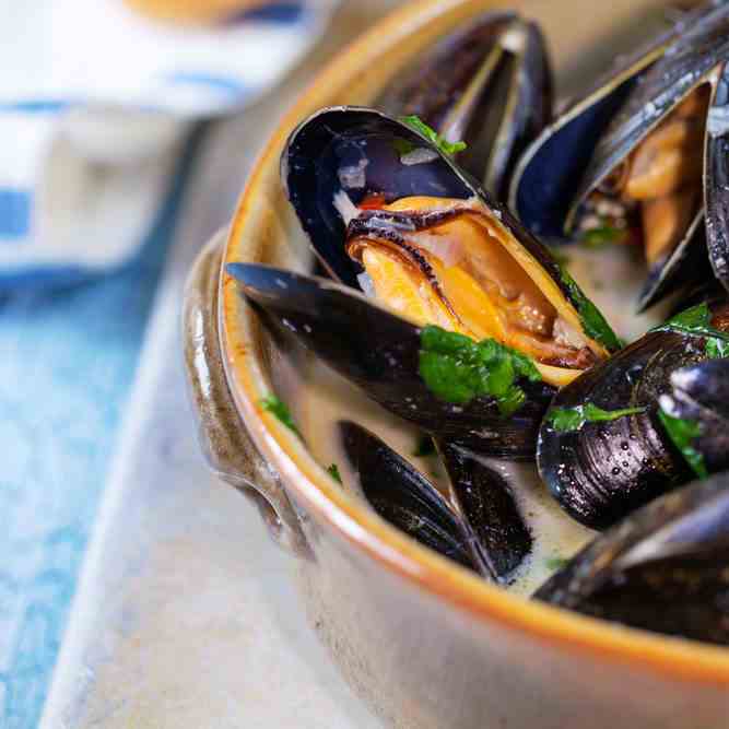 One Pot Easy Garlic Mussels Recipe