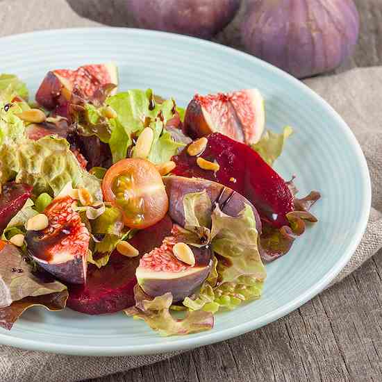 Red beet with figs salad